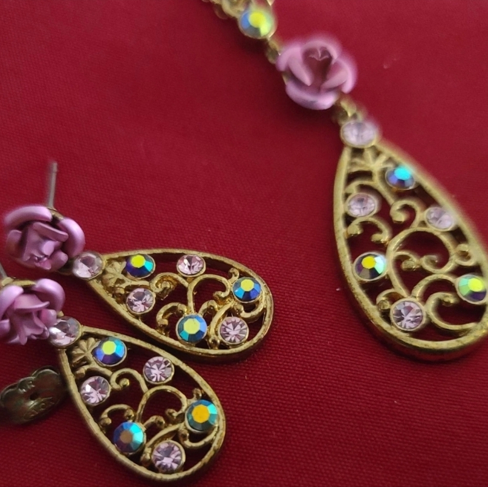 Vintage Avon Fuchsia Pink Rose Antique Gold Tone Filigree Teardrop Necklace Set